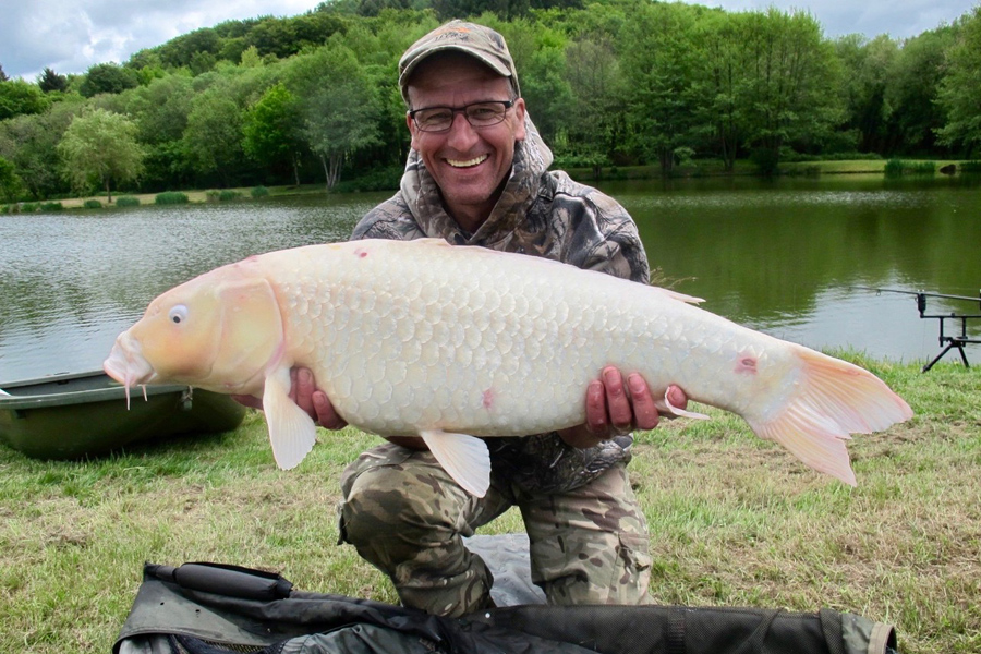 Lake record holder for 31lb 4oz koi carp caught at Etang de Azat-Chatenet fishing lake in France